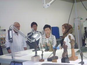Vice-President Yanagisawa Kae listening about conservation for Metal objects