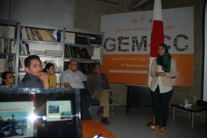 المتدربة اثناء القائها العرض التوضيحي عن الدورة التدريبية